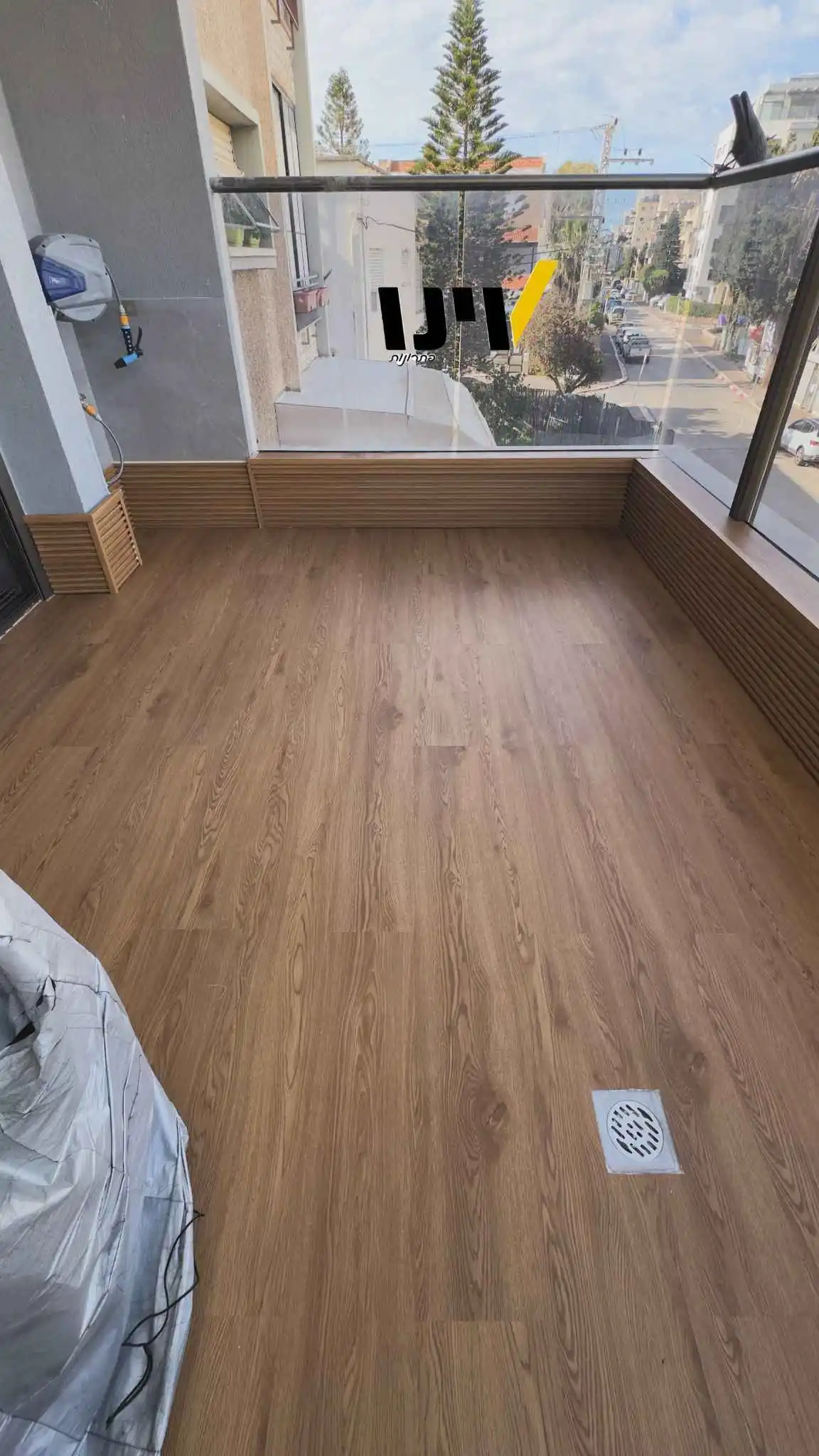 התקנת פרקט וחיפוי במרפסת